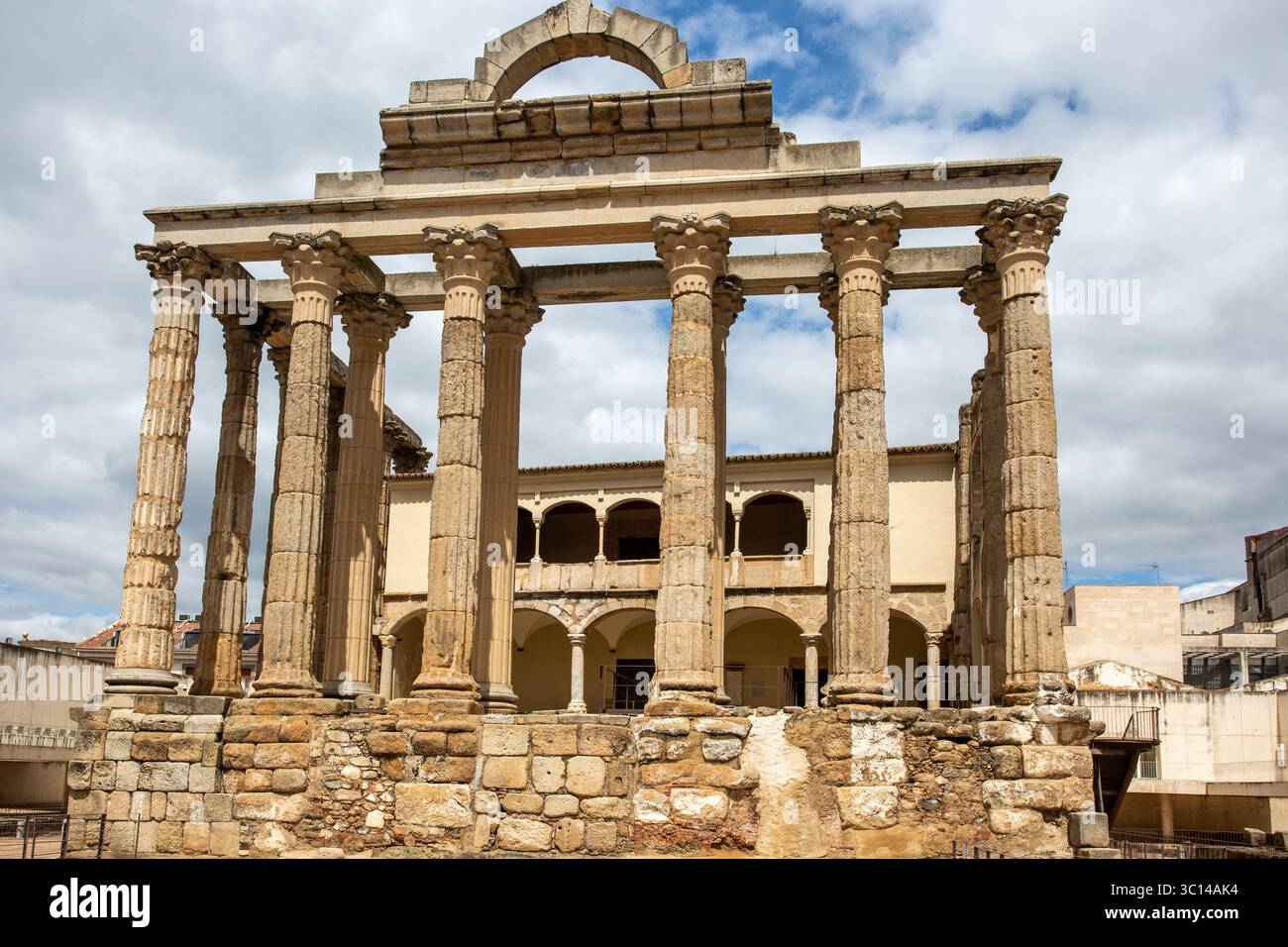 Tempio di Diana Templo de Diana, un tempio romano costruito dopo la conquista dell'area da parte dell'imperatore Augusto nella città spagnola di Merida in Spagna Foto Stock