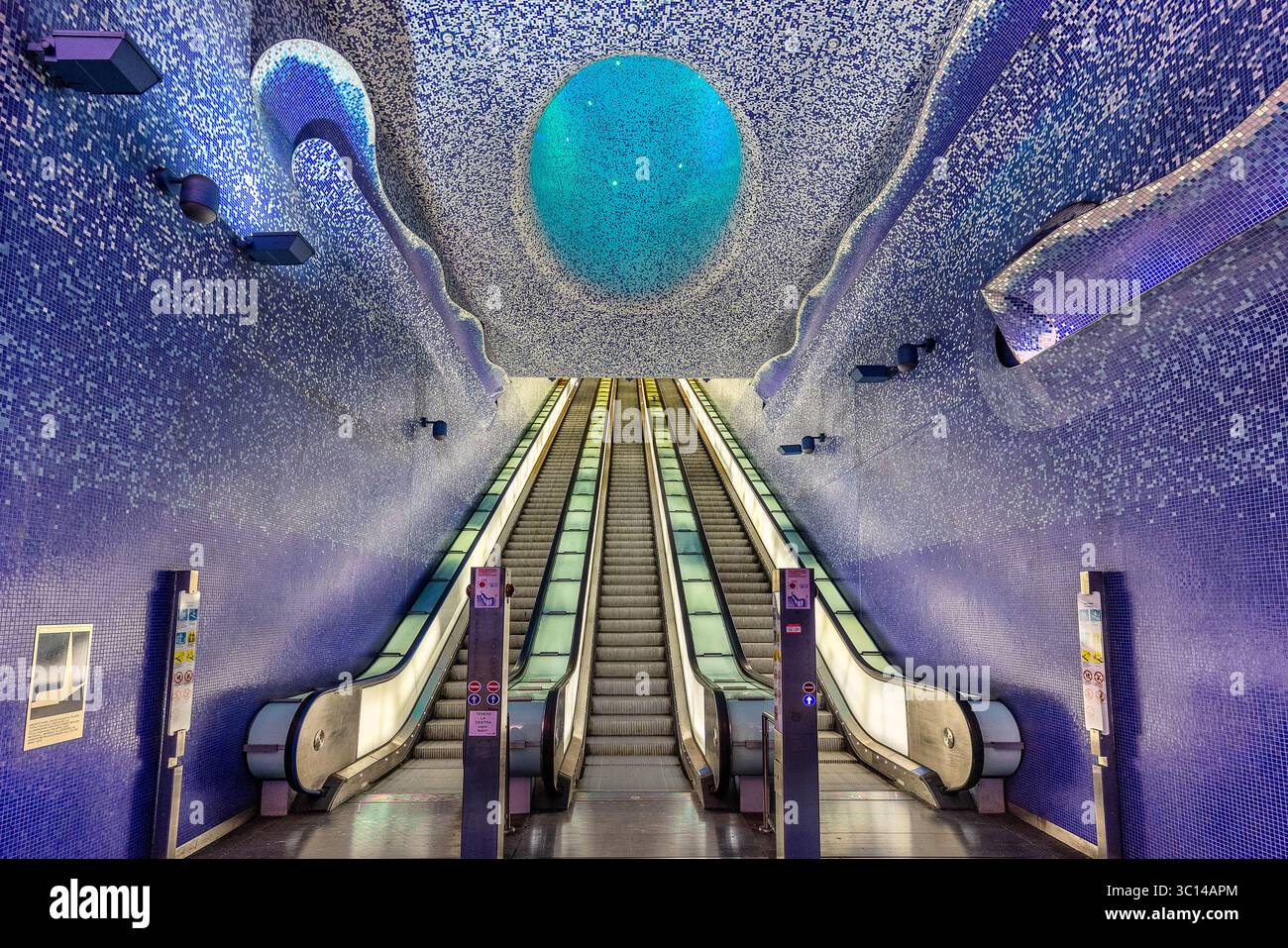 Vista di un'affascinante stazione della metropolitana con piastrelle a mosaico e scale mobili, una sinfonia di tonalità blu e design artistico, Napoli, Campania, Italia. Foto Stock