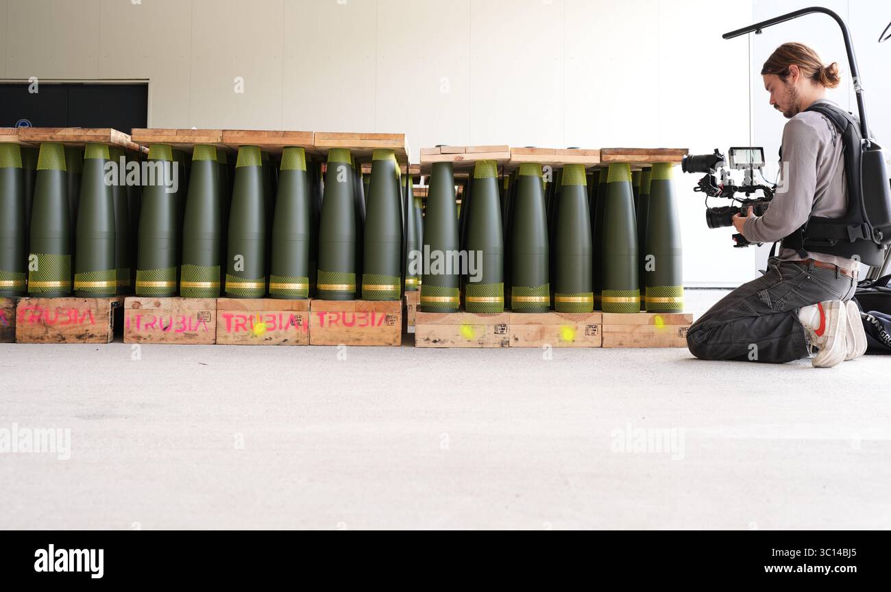 22 luglio 2025, bassa Sassonia, Unterlüß: I proiettili di artiglieria di calibro 155 mm sono allineati nel nuovo GIRO DI fabbrica di munizioni della compagnia di armamenti Rheinmetall. Il ministro dell'economia della bassa Sassonia Tonne visitò la compagnia di armamenti Rheinmetall come parte del suo tour estivo. Foto: Marcus Brandt/dpa Foto Stock