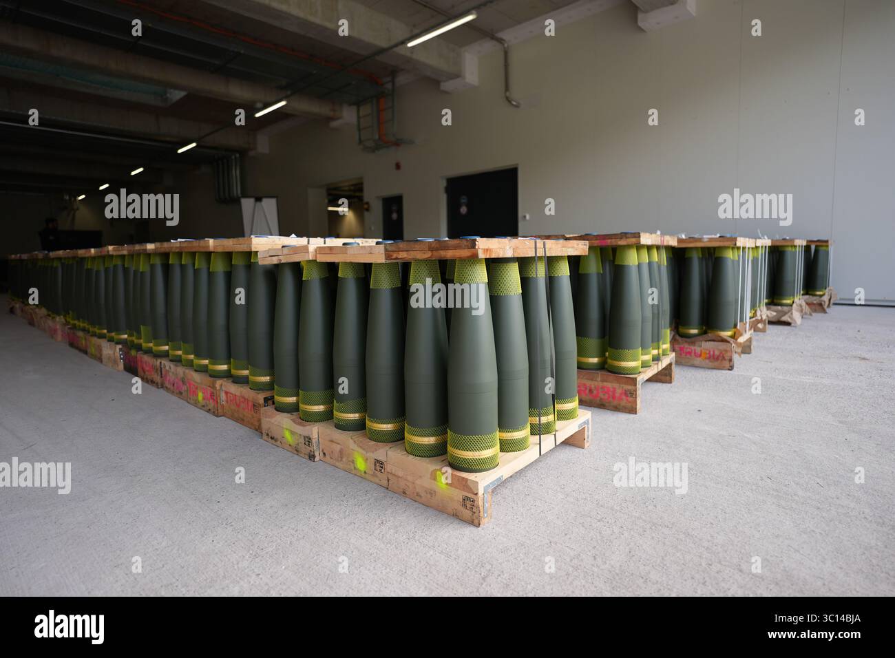 22 luglio 2025, bassa Sassonia, Unterlüß: I proiettili di artiglieria di calibro 155 mm sono allineati nel nuovo GIRO DI fabbrica di munizioni della compagnia di armamenti Rheinmetall. Il ministro dell'economia della bassa Sassonia Tonne visitò la compagnia di armamenti Rheinmetall come parte del suo tour estivo. Foto: Marcus Brandt/dpa Foto Stock