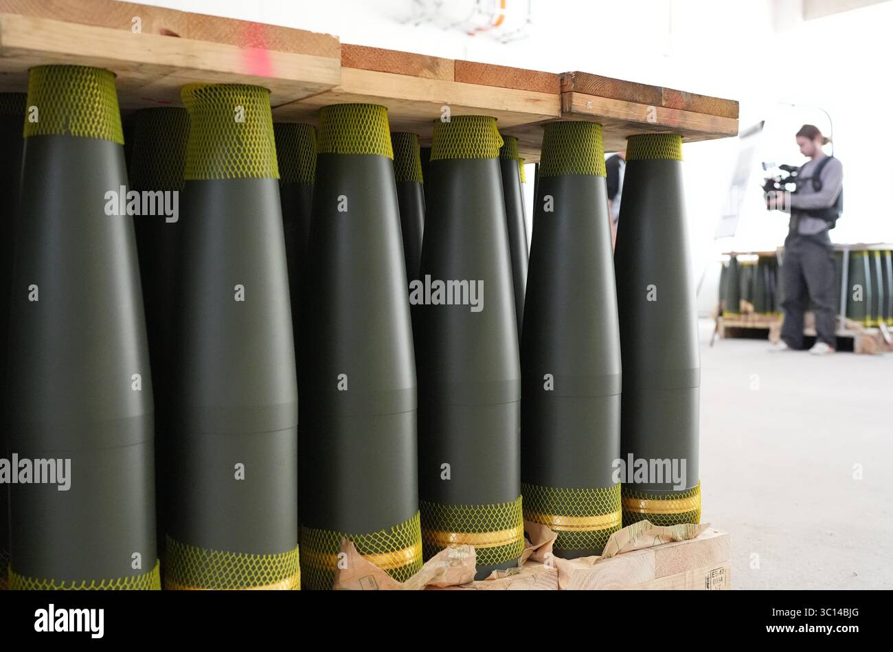 22 luglio 2025, bassa Sassonia, Unterlüß: I proiettili di artiglieria di calibro 155 mm sono allineati nel nuovo GIRO DI fabbrica di munizioni della compagnia di armamenti Rheinmetall. Il ministro dell'economia della bassa Sassonia Tonne visitò la compagnia di armamenti Rheinmetall come parte del suo tour estivo. Foto: Marcus Brandt/dpa Foto Stock