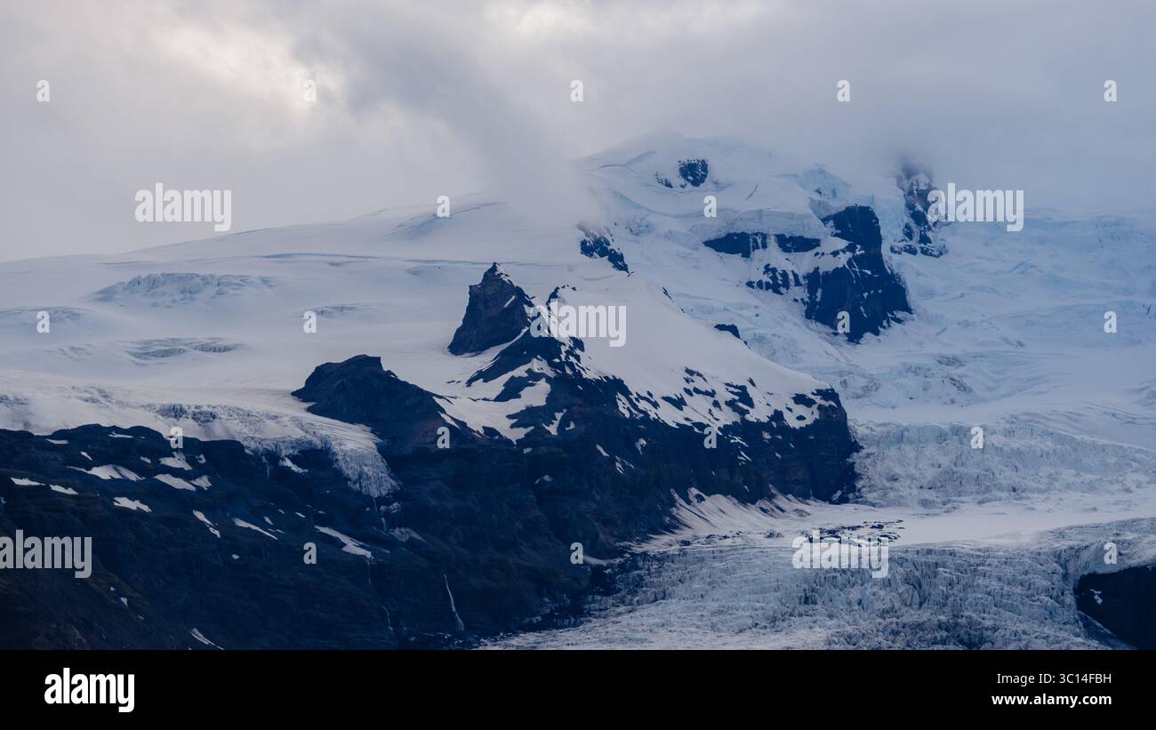 Viste mozzafiato dei ghiacciai delle ghiacciai e delle montagne vulcaniche. I forti contrasti di rocce bianche ghiacciate e scure creano un paesaggio mozzafiato. Foto Stock