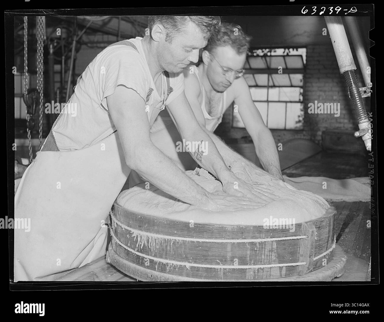 Premendo la cagliata in forma. Caseificio svizzero. Madison, Wisconsin (LOC) Foto Stock