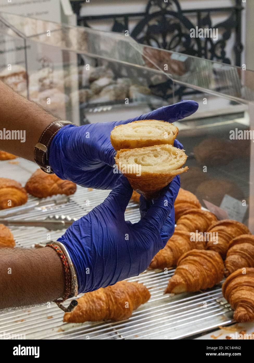 Festival del cibo per viaggiatori del National Geographic Sweet Dough Things stand GB33 che mostra i dettagli tagliati dei croissant Foto Stock
