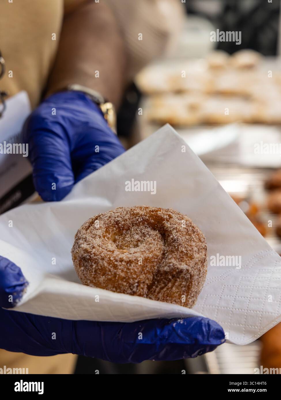 Festival gastronomico dei viaggiatori del National Geographic Sweet Dough Things stand GB33 che mostra da vicino il panino alla cannella Foto Stock