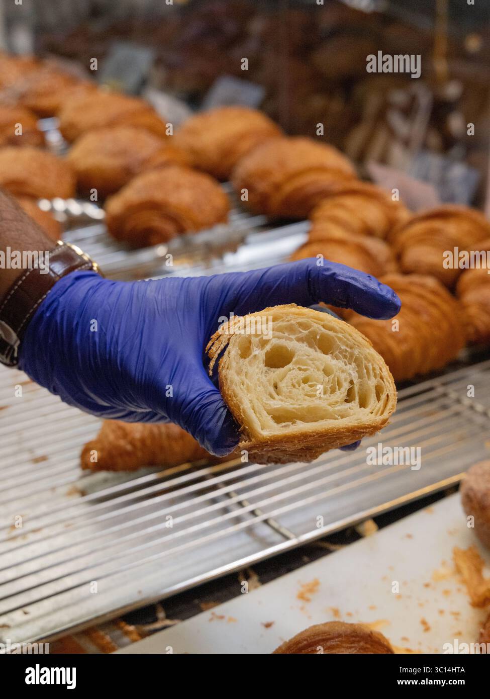 Festival del cibo per viaggiatori del National Geographic Sweet Dough Things stand GB33 che mostra i croissant tagliati a metà Foto Stock