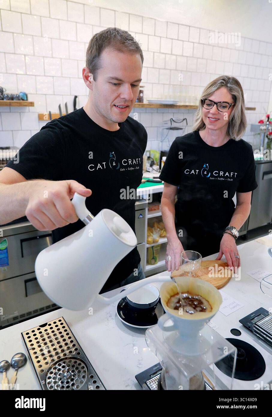 12 gennaio 2019 - Vista, CA, Stati Uniti - i proprietari di Cat & Craft Andrew e Caroline Vaught lavorano nel bar caffetteria, dove Andrew sta preparando un "pour-over" keniota a Vista, California, il 12 gennaio 2019. (Immagine di credito: © Charlie Neuman/San Diego Union-Tribune/TNS via cavo ZUMA) Foto Stock