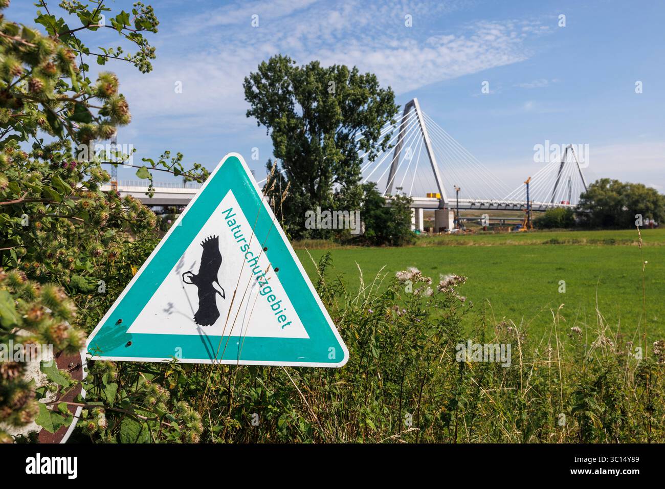 Sorvolato da un cartello di riserva naturale vicino al cantiere del nuovo ponte sul Reno dell'autostrada A1 tra Colonia e Leverkusen, Colonia, G. Foto Stock