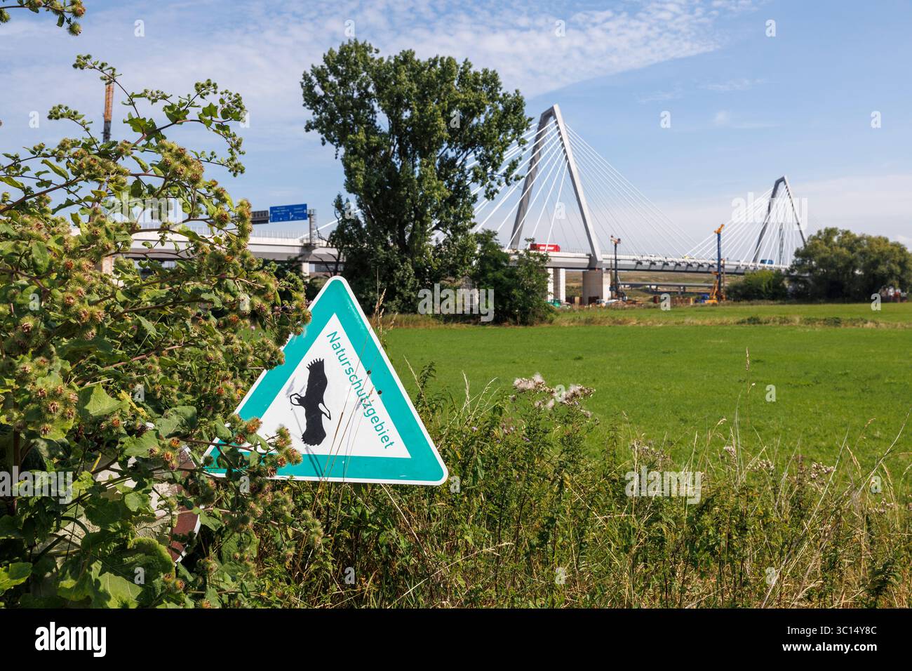 Sorvolato da un cartello di riserva naturale vicino al cantiere del nuovo ponte sul Reno dell'autostrada A1 tra Colonia e Leverkusen, Colonia, G. Foto Stock