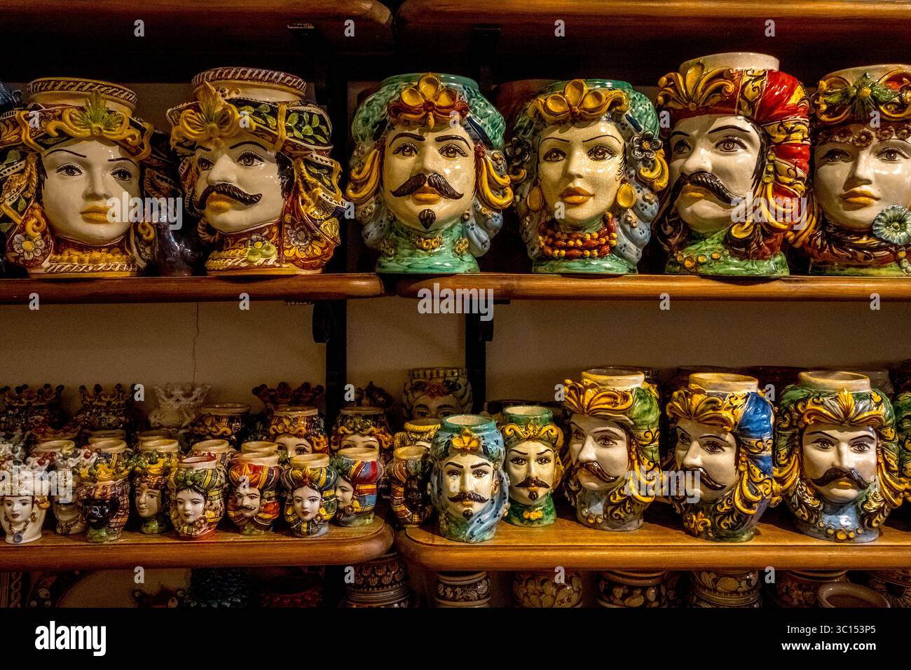 Teste e decorazioni in ceramica, Taormina, Italia meridionale, Europa, Sicilia, Italia Foto Stock