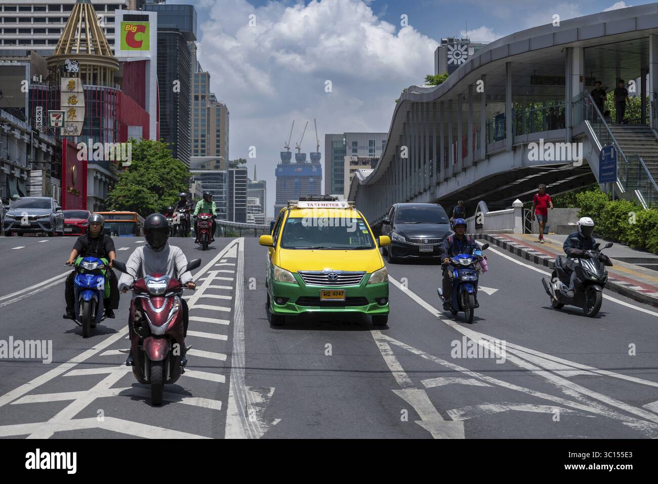 Taxi per il traffico stradale e moto scooter, Bangkok, Thailandia Foto Stock