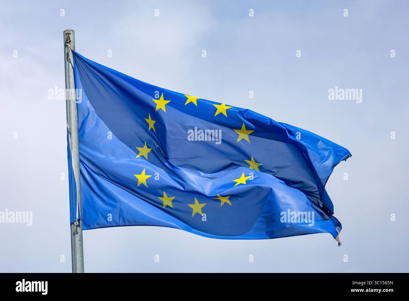 Duesseldorf, Renania settentrionale-Vestfalia, Germania - bandiera europea che sventola nel vento sul palo, immagine simbolica di EUROPA. Foto Stock