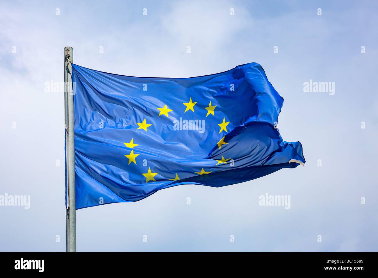 Duesseldorf, Renania settentrionale-Vestfalia, Germania - bandiera europea che sventola nel vento sul palo, immagine simbolica di EUROPA. Foto Stock