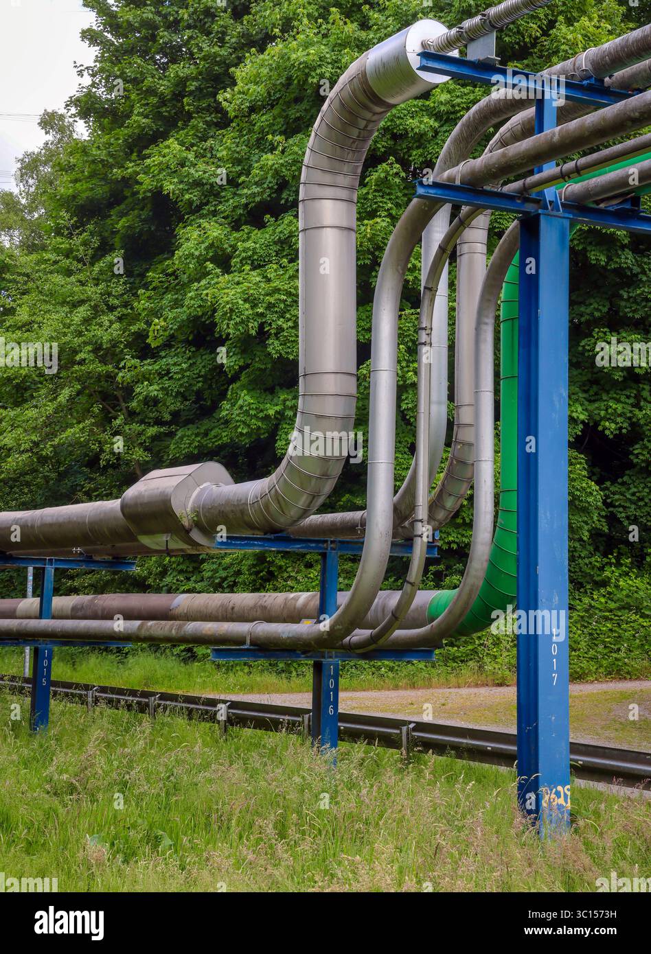 Bottrop, Nordrhein-Westfalen, Deutschland - Fernleitungsstrassen der Ruhr OEL GmbH BP Gelsenkirchen. Im Tanklager Bottrop werden raffinierte Mineralölprodukte z.B. Diesel, Benzin, Jetfuel, Heizöl, petrochemische Zwischenprodukte über gasdotti im Fernleitungsnetz angeliefert und über den RheinHerneKanal umgeschlagen. Bottrop Nordrhein-Westfalen Deutschland *** Bottrop, Renania settentrionale-Vestfalia, Germania gasdotti della Ruhr OEL GmbH BP Gelsenkirchen presso l'azienda di produzione di cisterne Bottrop, prodotti petroliferi raffinati quali diesel, benzina, jet fuel, olio per riscaldamento e prodotti petrolchimici intermedi sono forniti tramite p Foto Stock