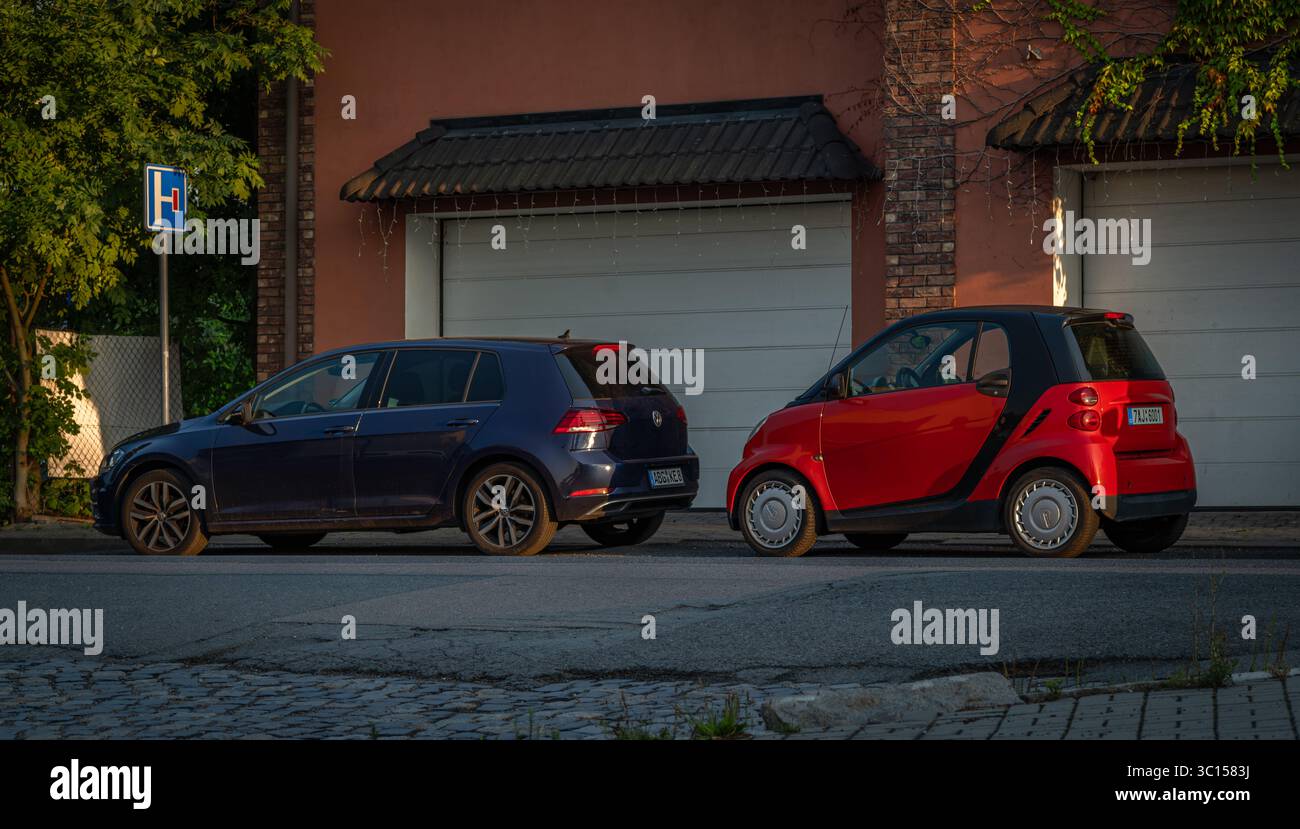 Vecchie case nel centro della città di Boemia con il colore del tramonto nella città di Bustehrad CZ 07 18 2025 Foto Stock