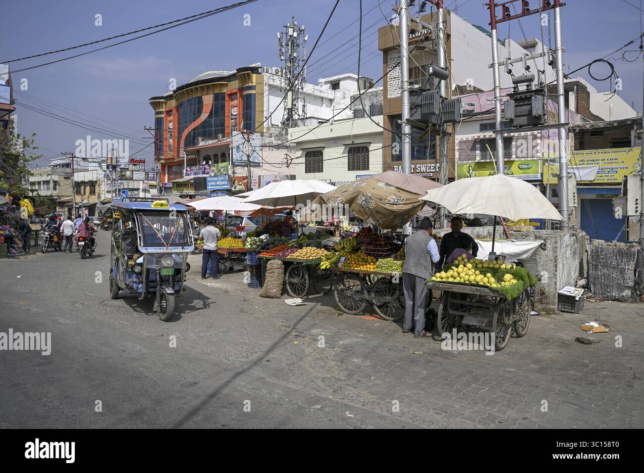 Scena di strada, mercato, Ramnagar, stato di Uttarakhand, India Foto Stock