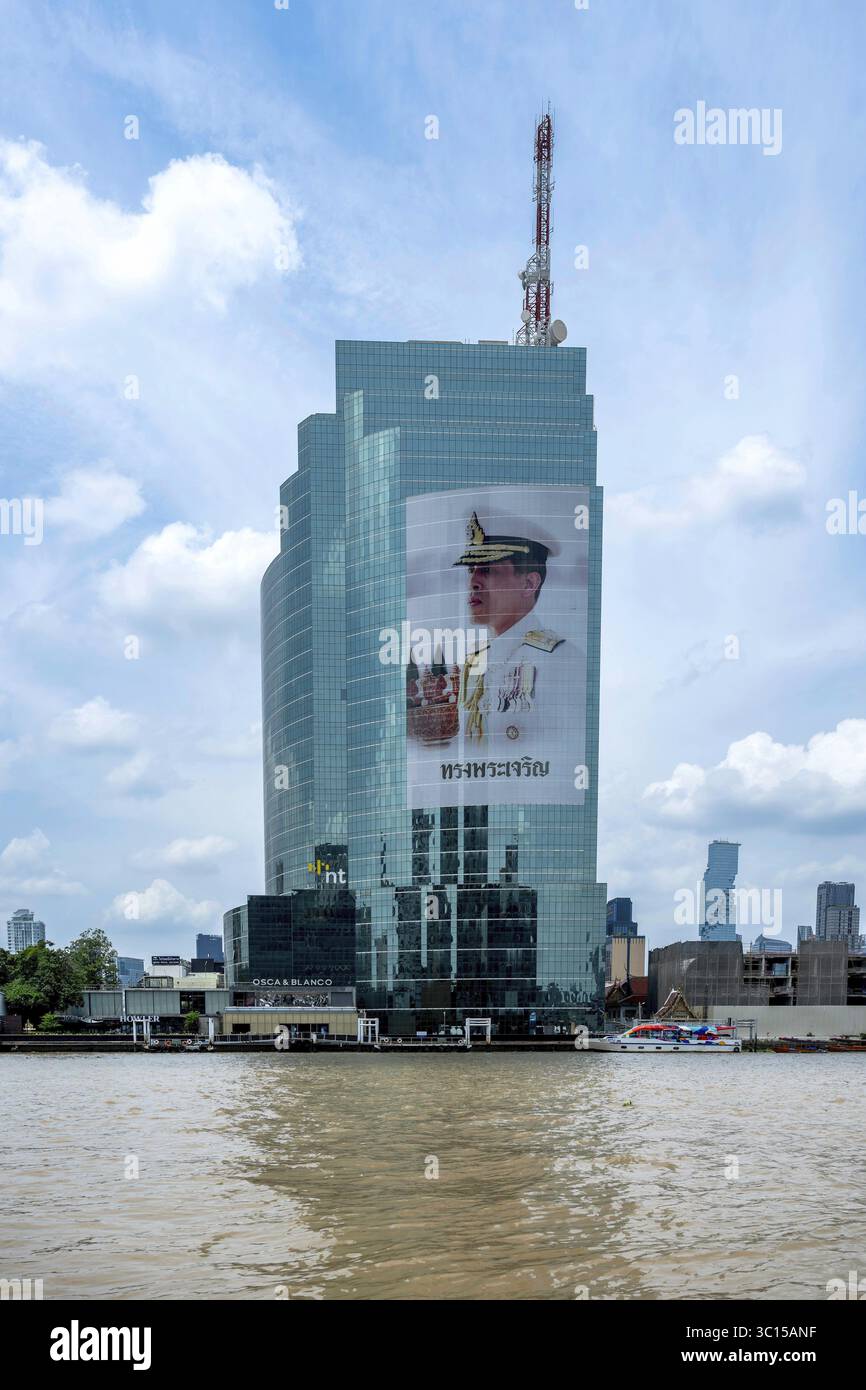 Tower block National Telecom Public Company Limited con immagine del re della Thailandia Maha Vajiralongkorn, Bangkok, Thailandia Foto Stock