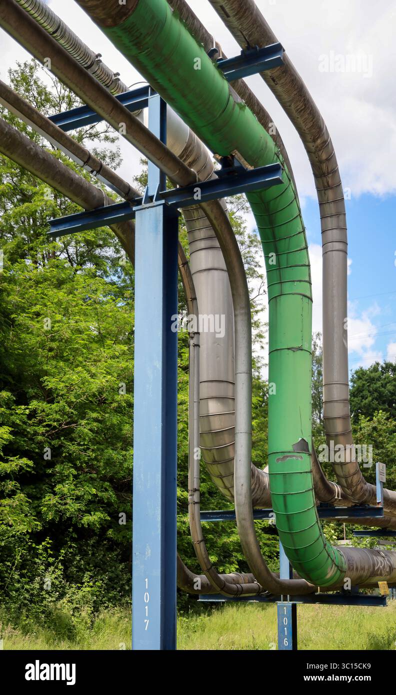 Bottrop, Renania settentrionale-Vestfalia, Germania – linee di trasmissione della Ruhr OEL GmbH (BP Gelsenkirchen). Presso l'azienda di serbatoi Bottrop, prodotto petrolifero raffinato Foto Stock