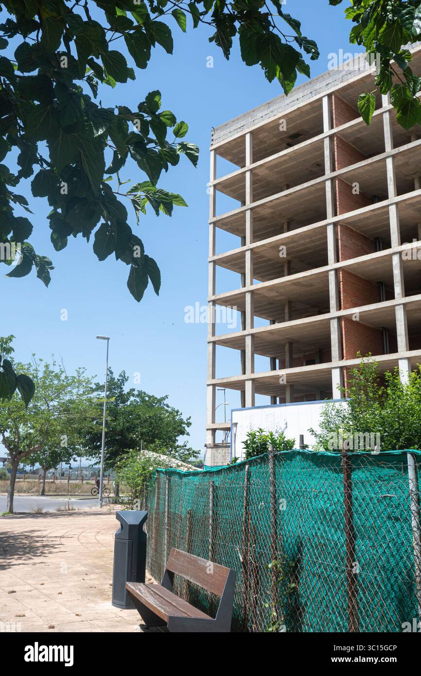 Appartamenti incompleti vicino alla stazione ferroviaria di Vinaros, Costa del Azahar, Castellón de la Plana, Spagna Foto Stock