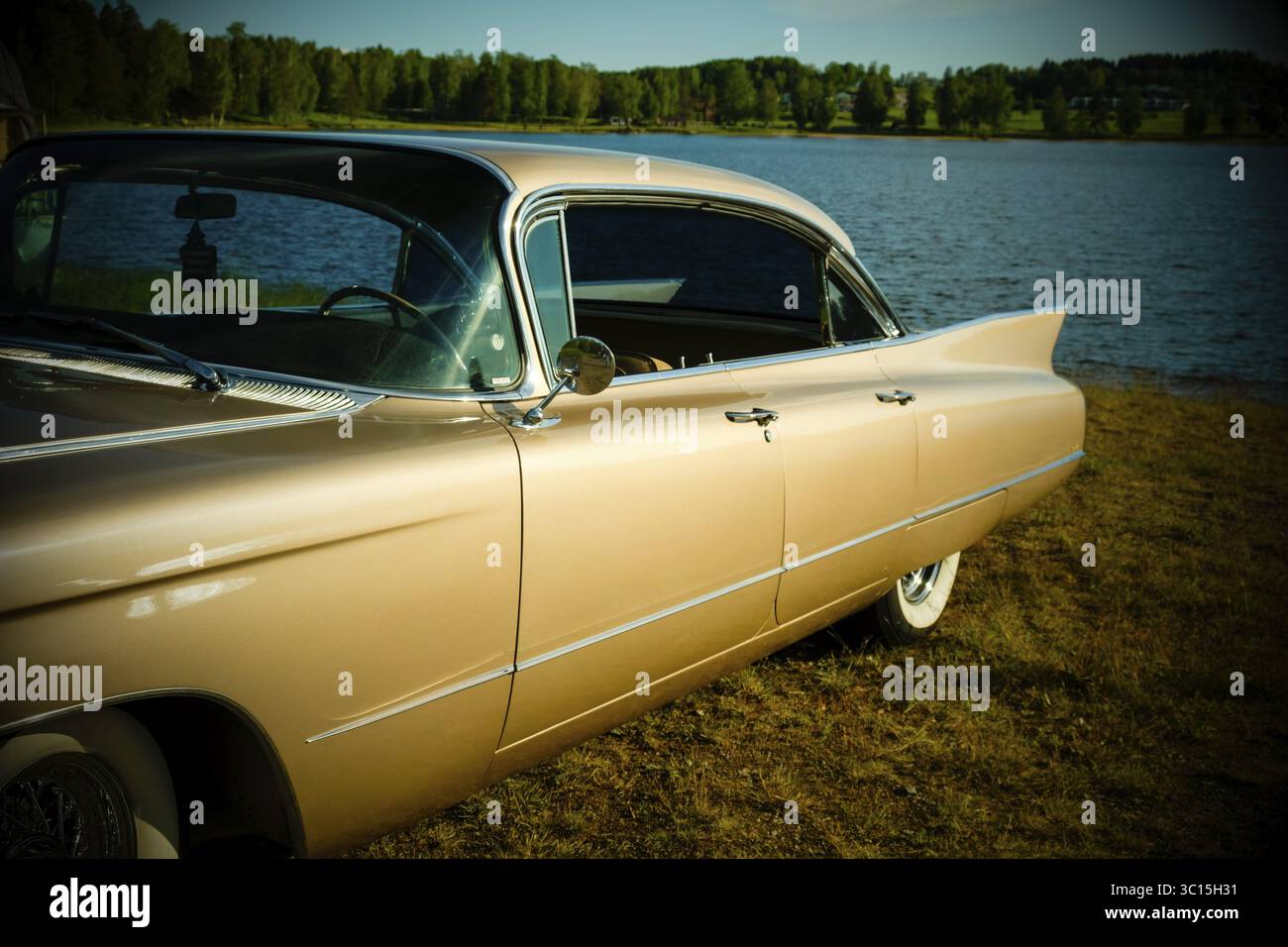 Auto d'epoca americana, Cadillac dal 1960, 239 kW, color oro, un lago sul retro, filtro retro, Kil, Vaermland, Svezia Foto Stock