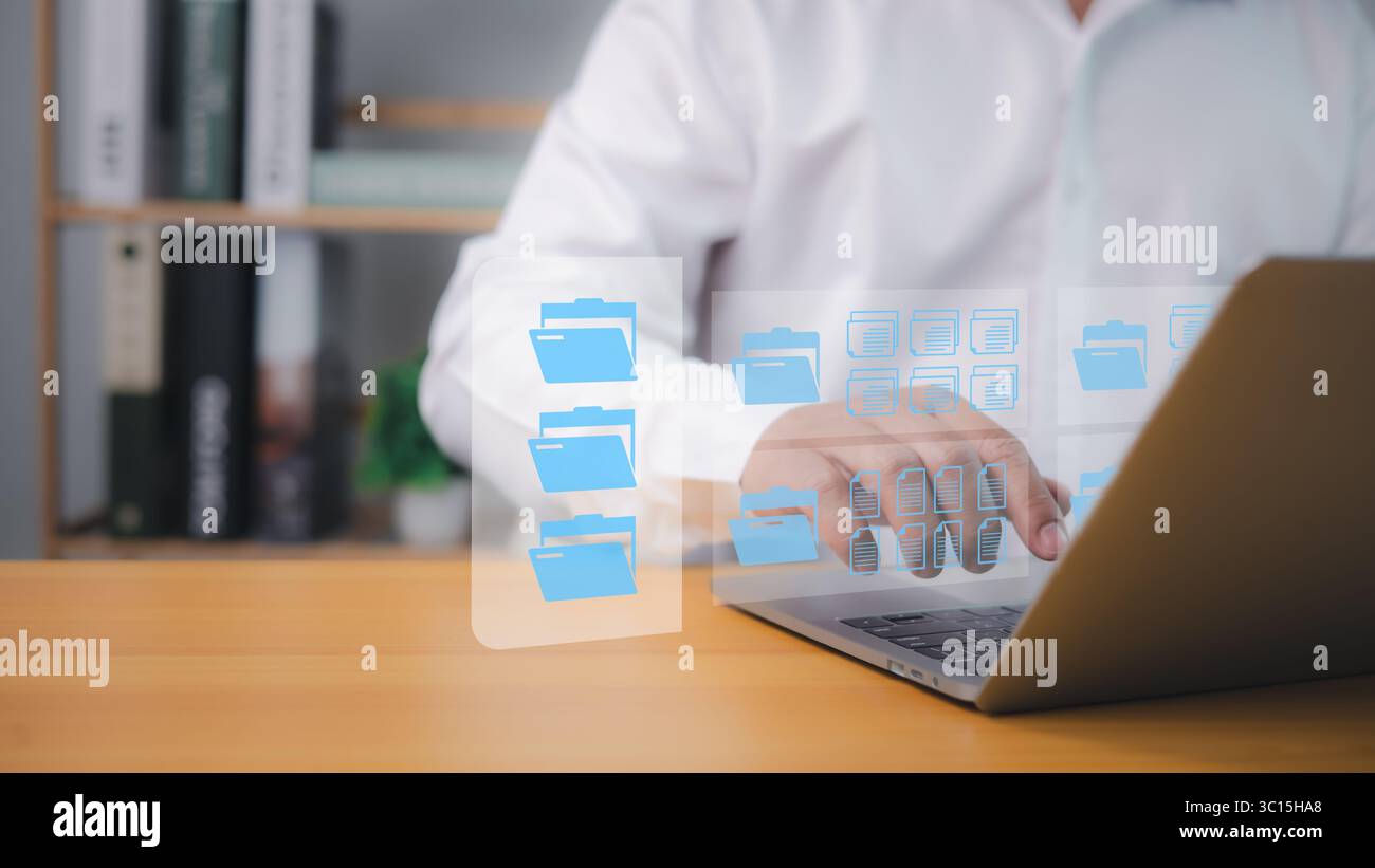Gestione dei documenti di file digitali su laptop da parte di professionisti che utilizzano il cloud computing, lo storage sicuro e l'organizzazione efficiente dei dati per le aziende moderne Foto Stock