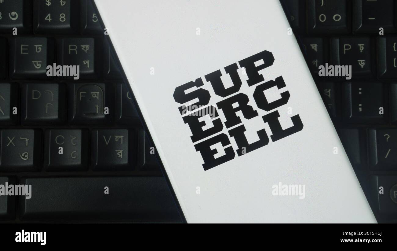 Lo smartphone mostra il logo SUPERCELL posizionato sopra una tastiera Foto Stock