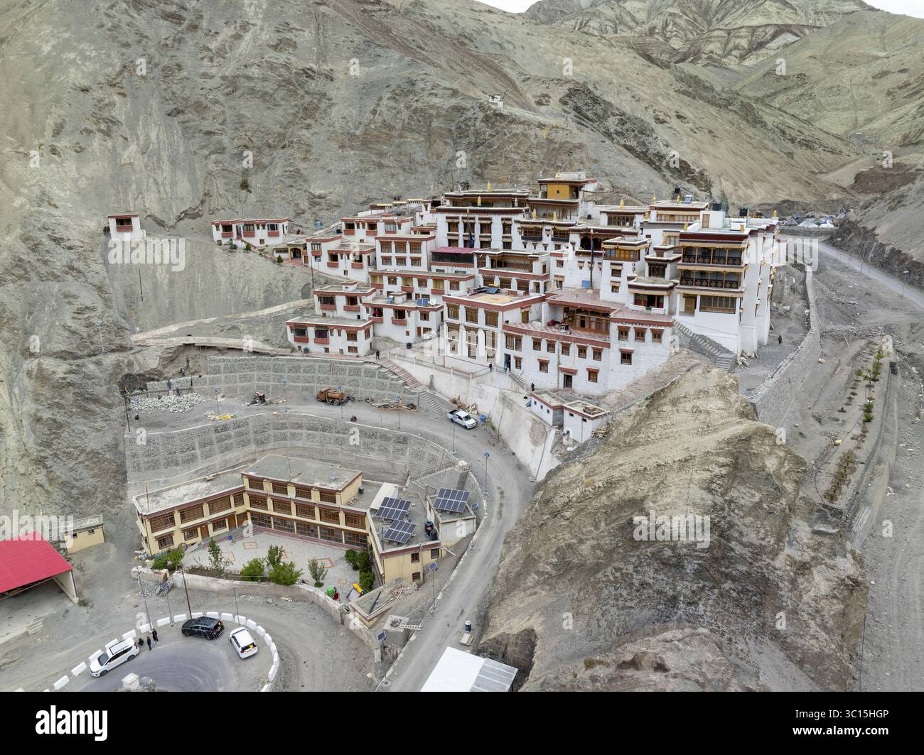 Veduta aerea degli edifici bianchi del Monastero di Spituk che si aggrappano all'aspro e arido paesaggio, una testimonianza della fede in mezzo al terreno aspro, Leh, Ladakh, India. Foto Stock
