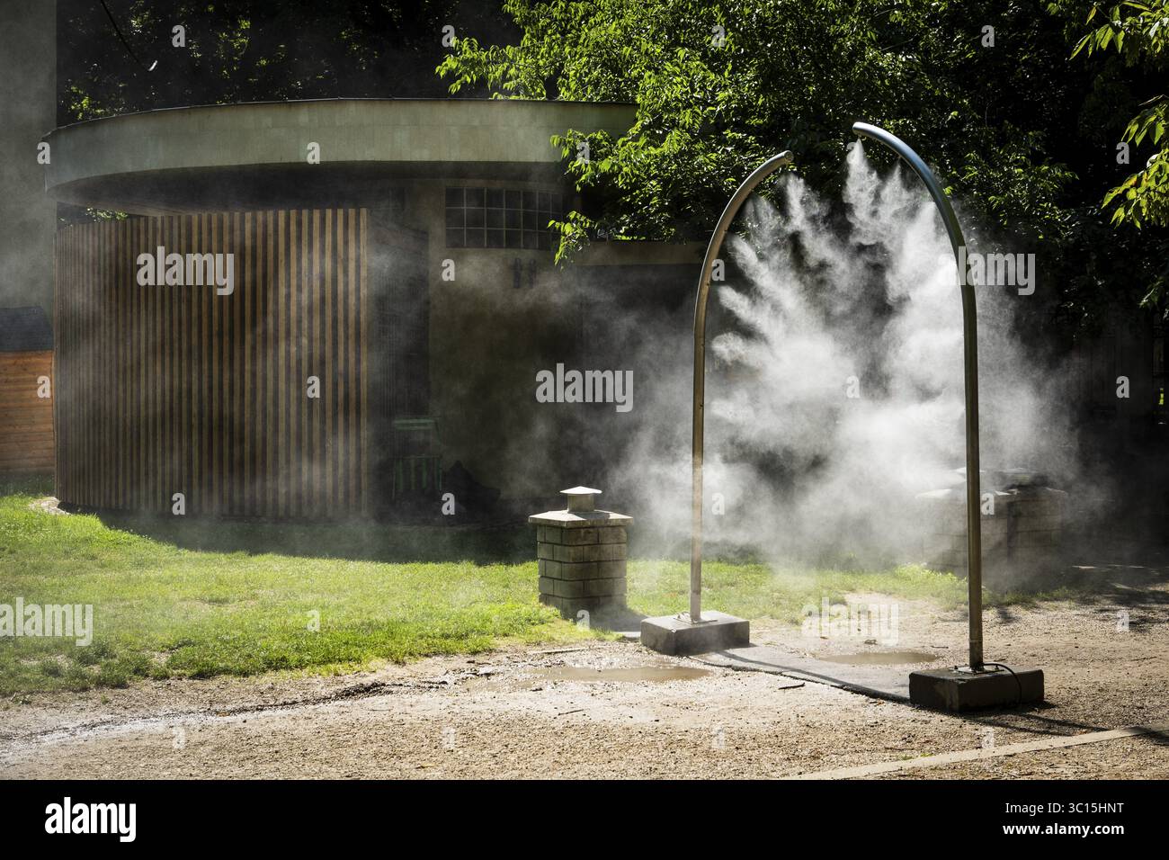 Un arco spray mobile spruzza nebbia d'acqua fine in un parco di Bratislava, Slovacchia Foto Stock