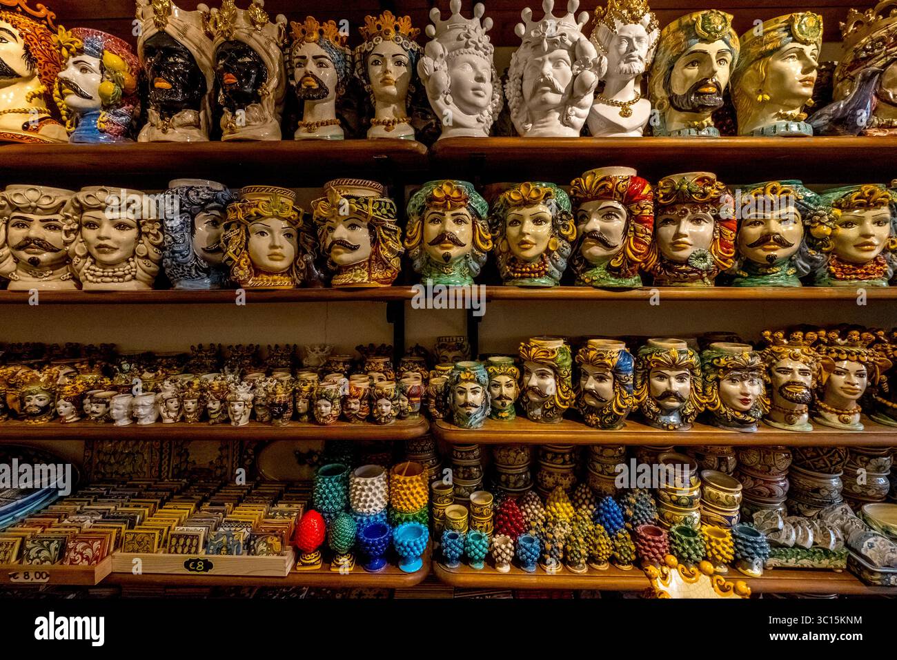 Teste e decorazioni in ceramica, Taormina, Italia meridionale, Europa, Sicilia, Italia Foto Stock