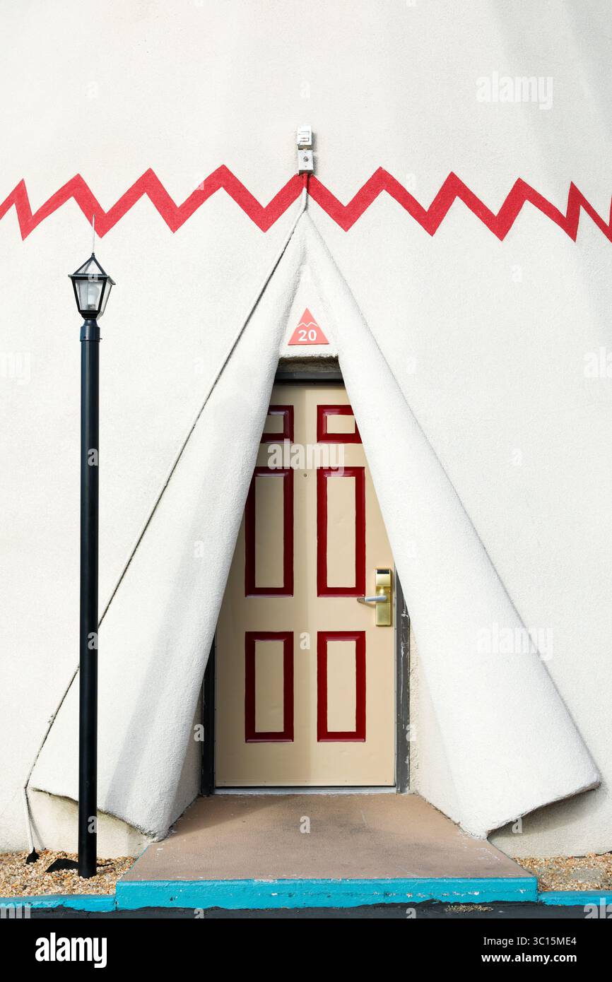 San Bernardino, California, Stati Uniti. Storico motel di Wigwam sulla Route 66 con iconiche cabine a forma di tepee Foto Stock
