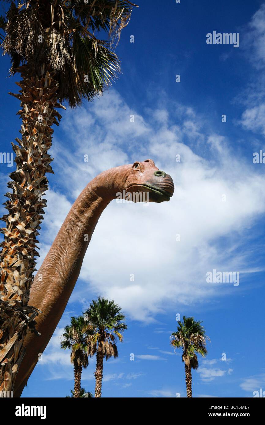L'iconica attrazione dei dinosauri Cabazon a bordo strada appena fuori Palm Springs. Cabazon, California Foto Stock