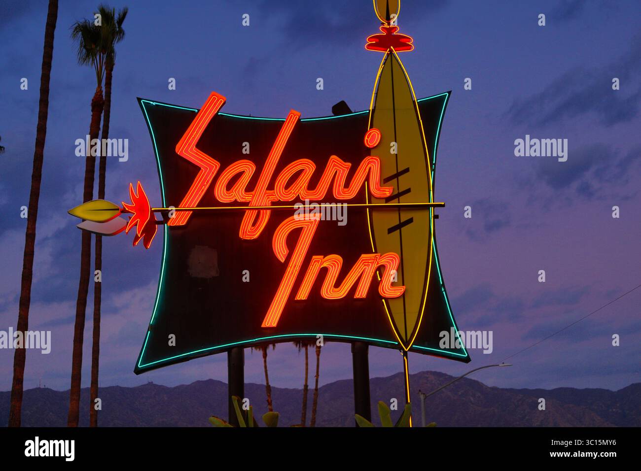 Burbank, California, USA Safari Inn in stile vintage degli anni '50 con cartello al neon illuminato al crepuscolo Foto Stock