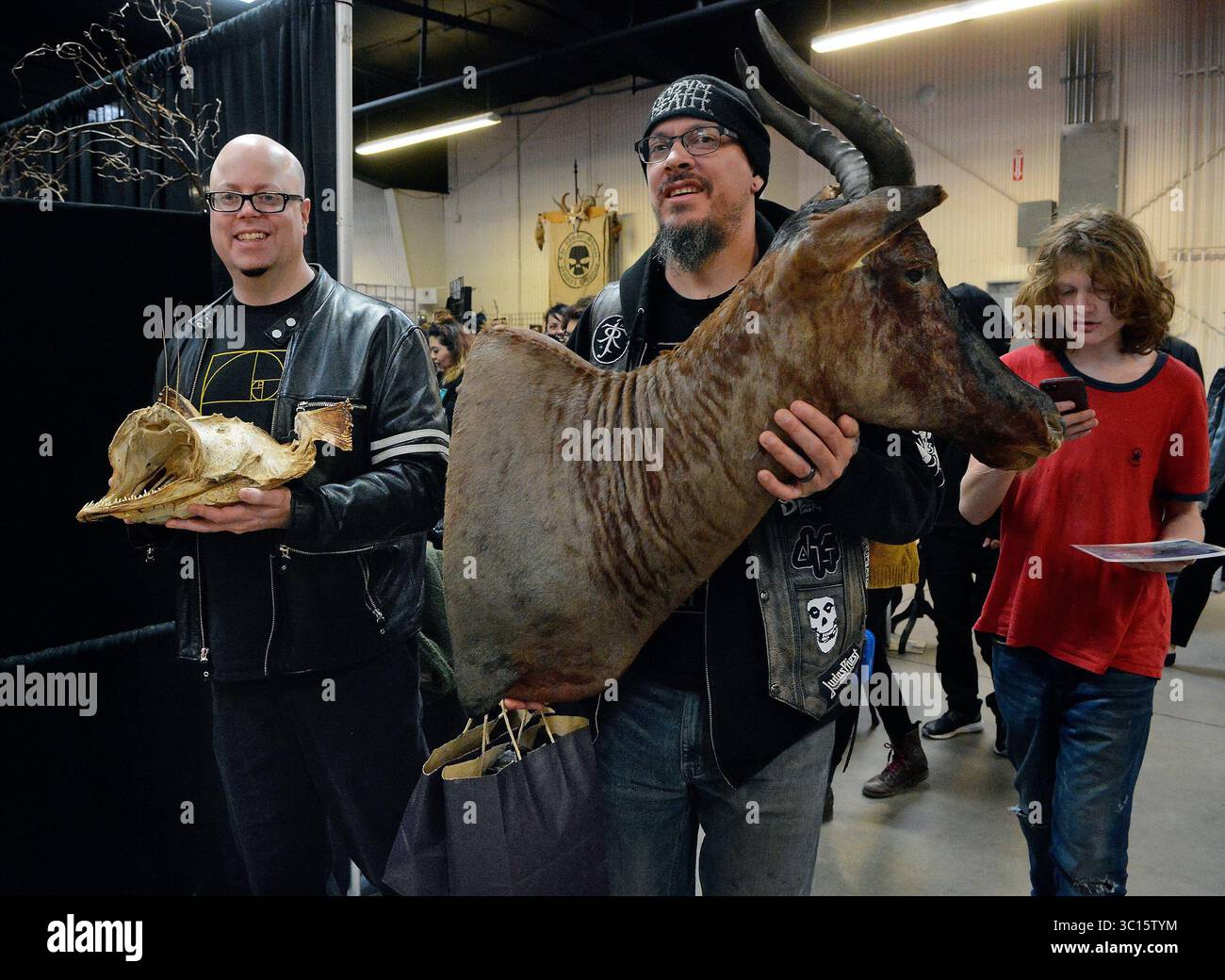 19 gennaio 2019 - Albuquerque, NEW MEXICO, Stati Uniti - da sinistra a destra - Scott Wells con un pesce di monaco essiccato e Leo Gonzales con un Tsessebe ripieno fai un po' di shopping all'Oddities & Curiosities Expo. Sabato 19 gennaio 2019. (Immagine di credito: © Jim Thompson/Albuquerque Journal via ZUMA Wire) Foto Stock