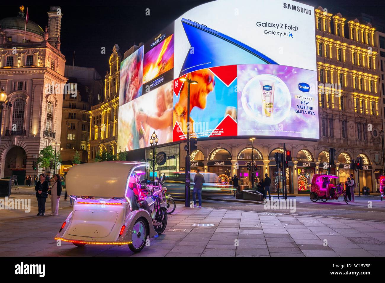 Piccadilly Circus di notte, Londra, Inghilterra, Regno Unito. I grandi e luminosi cartelloni pubblicitari e gli schermi a LED sono una caratteristica distintiva di Piccadilly Circus. Foto Stock Piccadilly Circus di notte, Londra, Inghilterra, Regno Unito. I grandi e luminosi cartelloni pubblicitari e gli schermi a LED sono una caratteristica distintiva di Piccadilly Circus. Foto Stock