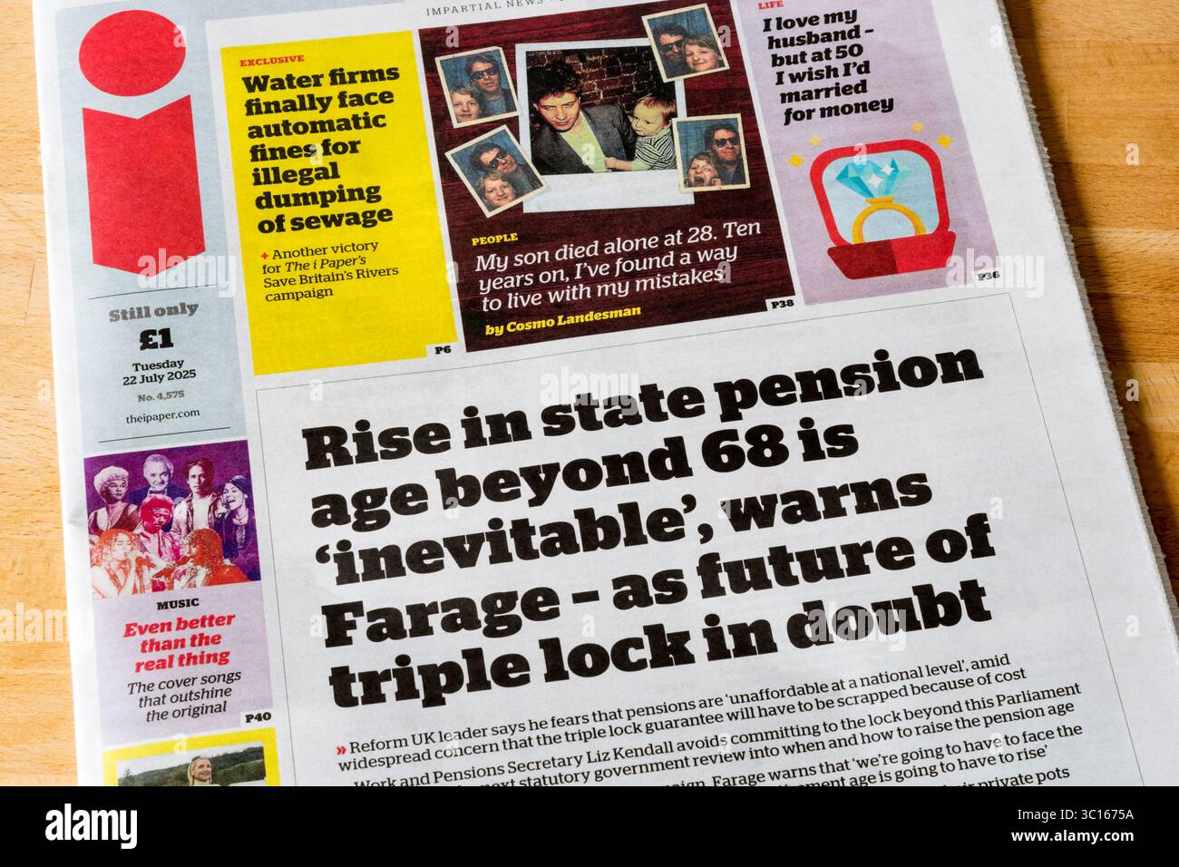 22 luglio 2025. Il titolo in prima pagina dell'i Paper dice che l'aumento dell'età pensionabile statale oltre i 68 anni è "inevitabile”, avverte Farage - come futuro del triplo blocco in dubbio. Foto Stock