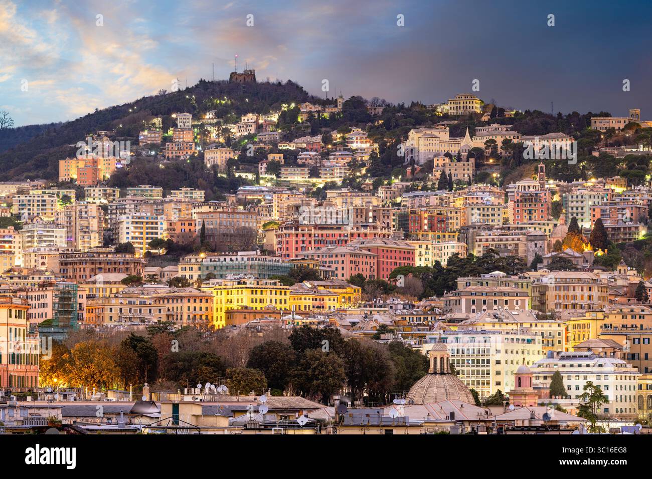 Genova, paesaggio collinare italiano e paesaggio urbano al crepuscolo. Foto Stock