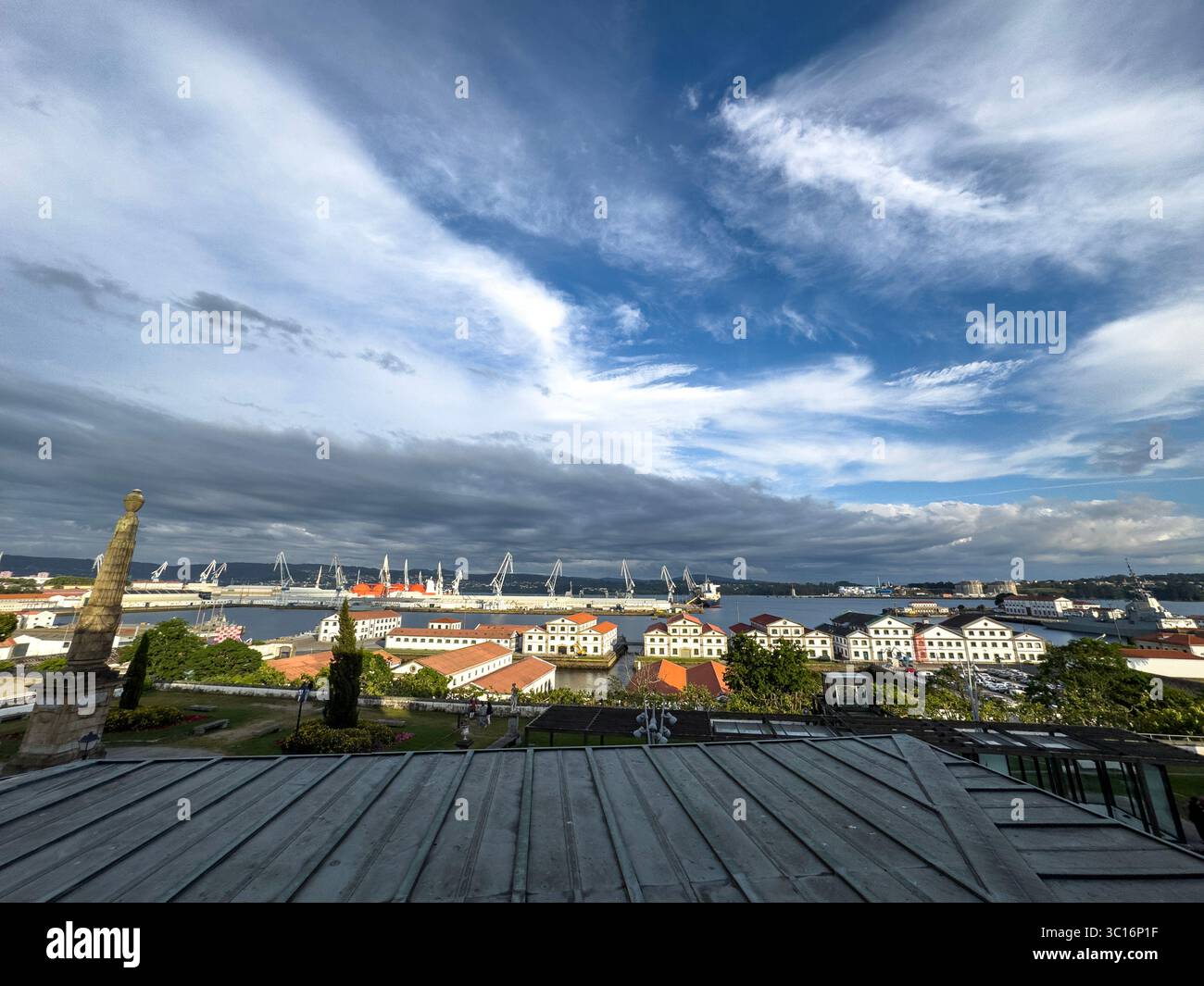 Navantia, società di costruzioni navali di proprietà statale della Spagna, vista da Parador de Ferrol, Ferrol, Galizia, Spagna - Immagine stock catturata con smartphone
