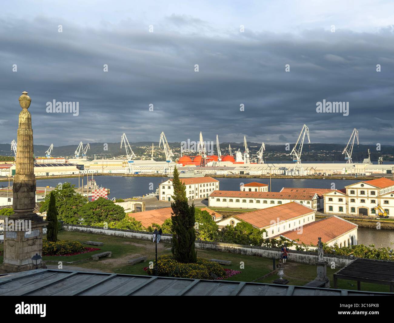 Navantia, società di costruzioni navali di proprietà statale della Spagna, vista da Parador de Ferrol, Ferrol, Galizia, Spagna - Immagine stock catturata con smartphone