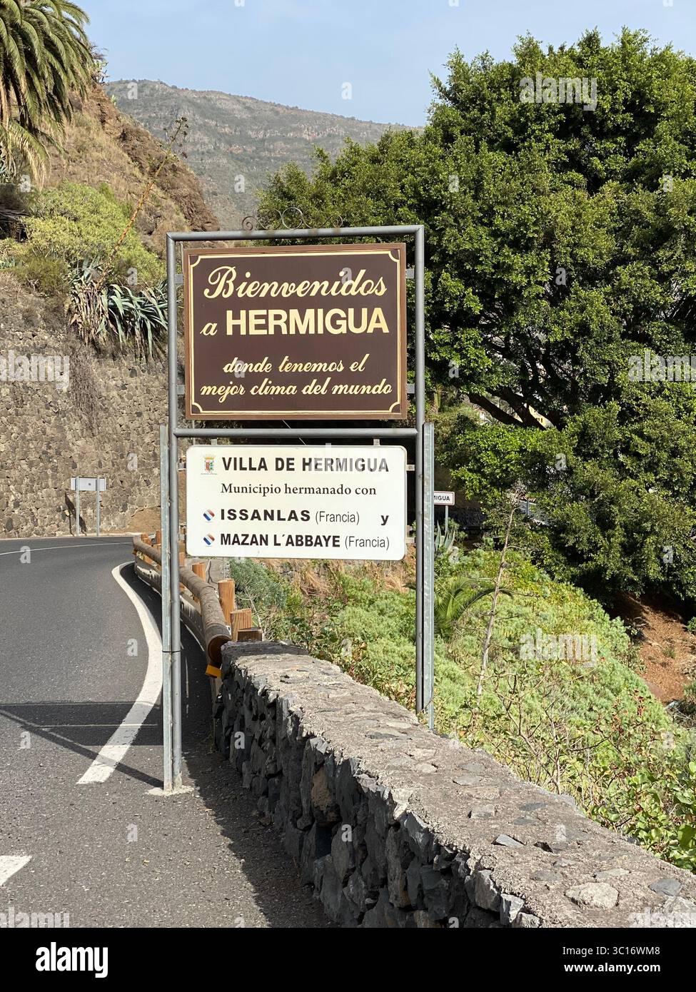 Hermigua a la Gomera, Isole Canarie. Spagna - 13 febbraio 2020: Un cartello di benvenuto saluta i visitatori della città di Hermigua a la Gomera, Isole Canarie. - Immagine stock catturata con smartphone