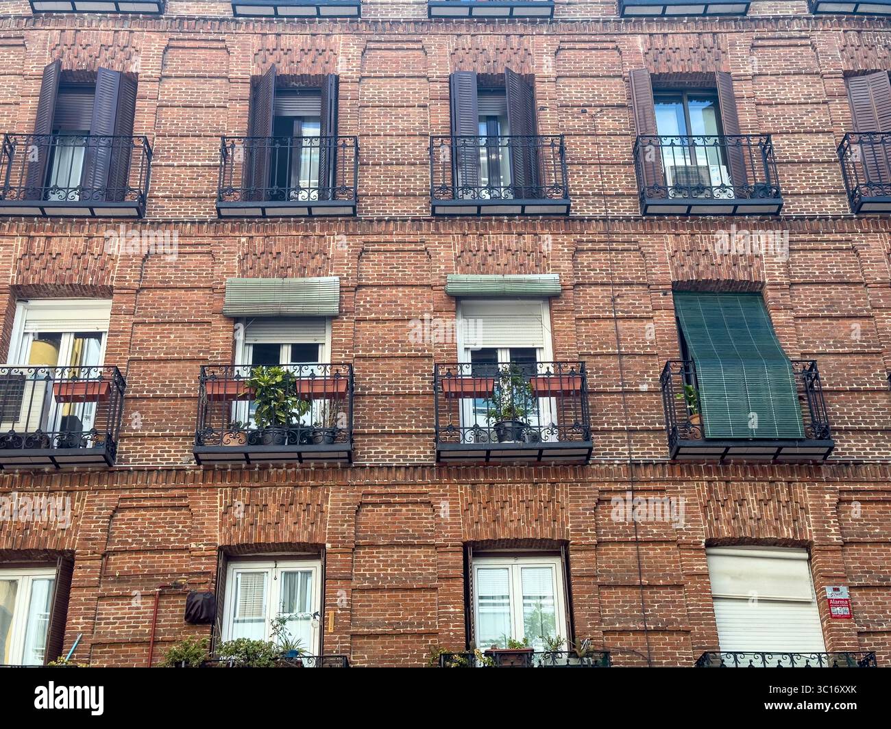 Edificio in mattoni a Calle Ponzano, Chamberi, Madrid, Spagna - Immagine stock catturata con smartphone