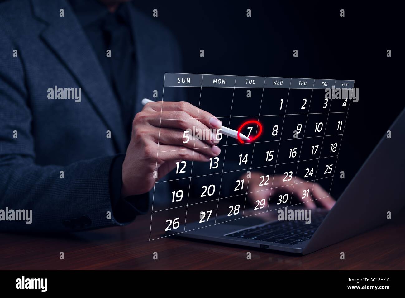Programma del calendario appuntamento riunione concetto. Uomo d'affari che usa la penna per scrivere il segno rosso circolare sul calendario virtuale. Gestione del tempo per l'efficacia Foto Stock