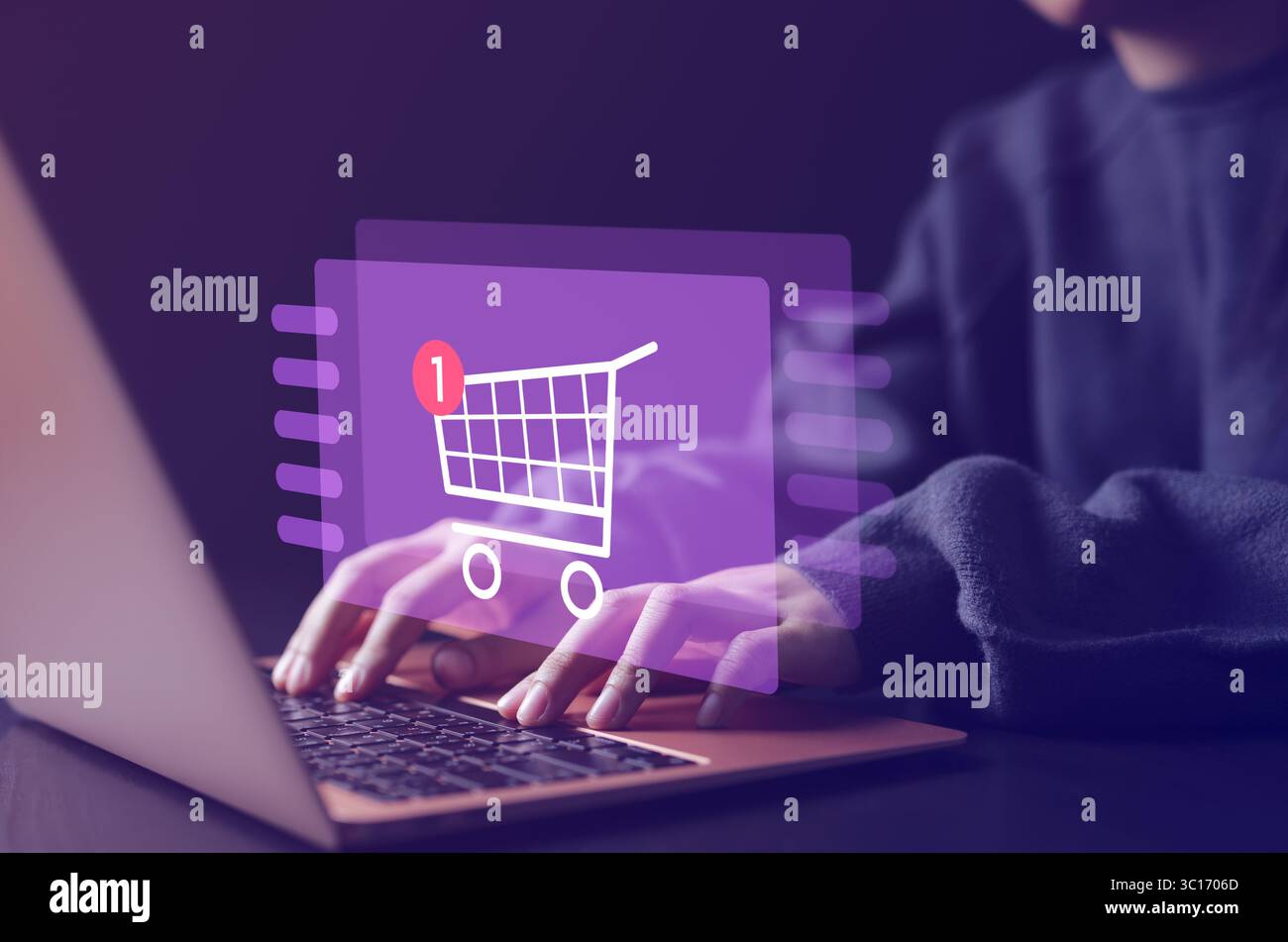 Shopping online e tecnologia di e-commerce concetto Internet. Donna o acquirente che utilizza un computer portatile con l'icona del carrello, servizio di shopping Foto Stock