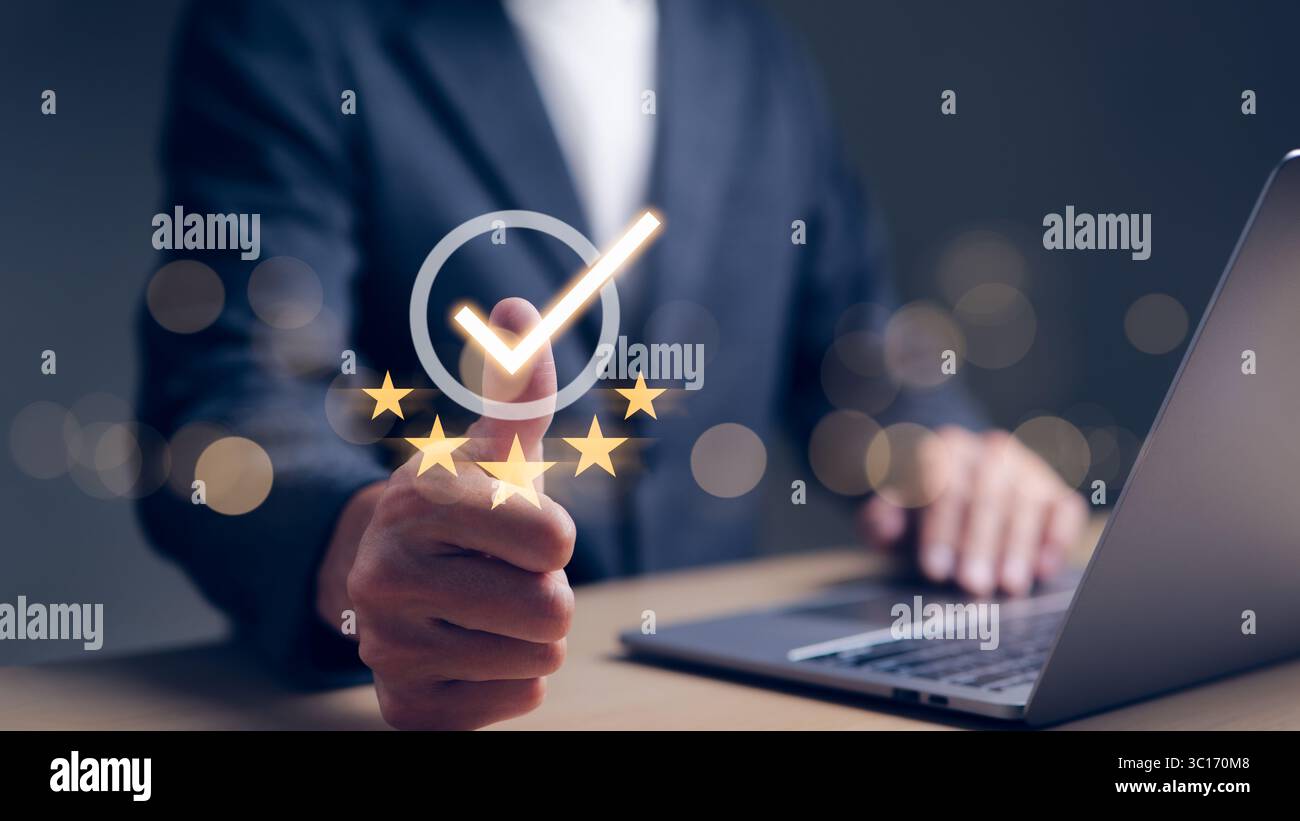 Hand mostra il segno di garanzia, standard, certificazione ISO e concetto di standardizzazione, soddisfazione, Foto Stock