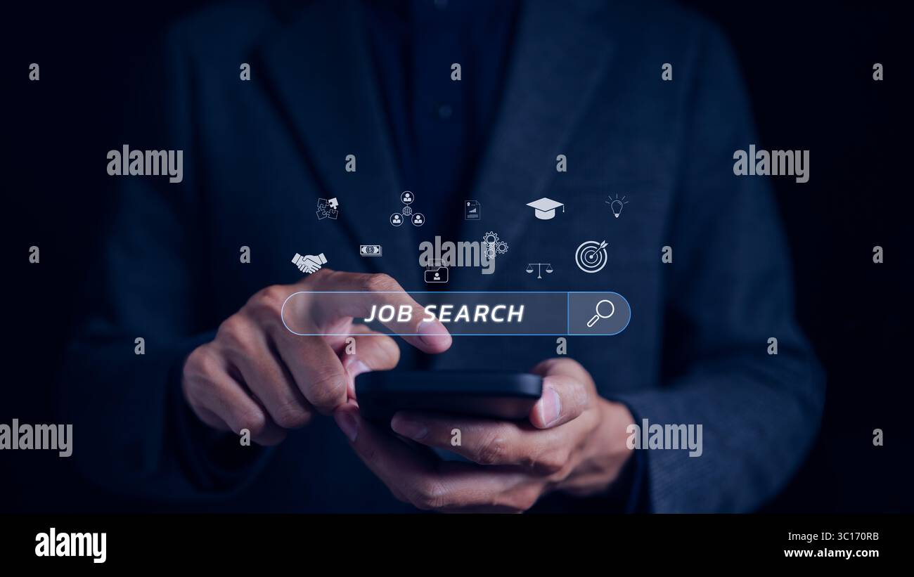 Concetto di ricerca lavoro. Uomo d'affari che guarda il sito Web online tramite smartphone per trovare carriera. Disoccupazione, reclutamento, colloquio di lavoro, motore di ricerca del lavoro Foto Stock