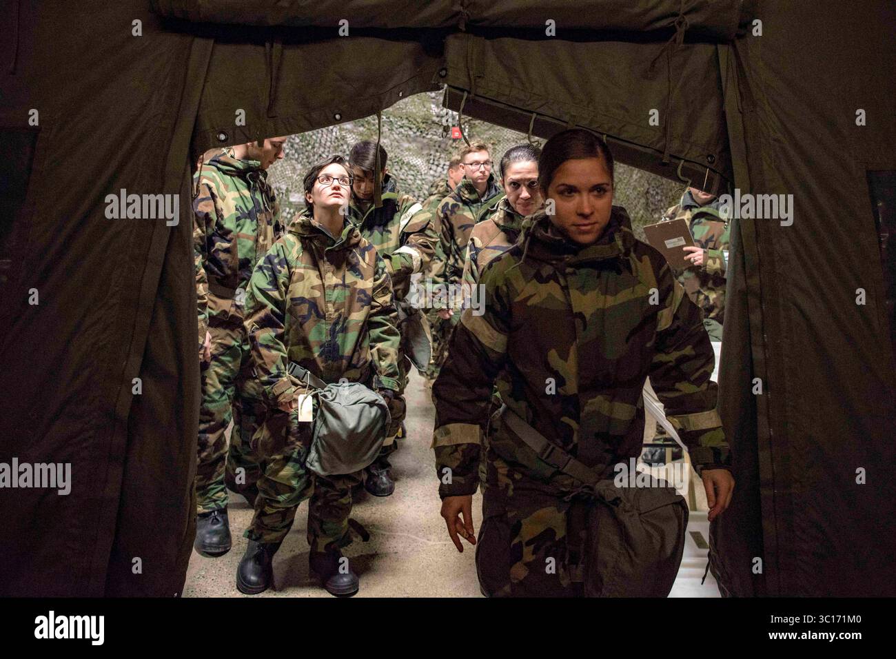 8 gennaio 2019 - base Elmendorf-Richardson, Alaska, Stati Uniti - Un gruppo di aviatori della U.S. Air Force cerca rifugio durante un corso di addestramento sulla difesa chimica, biologica, radiologica e nucleare recentemente implementato presso Joint base Elmendorf-Richardson, Alaska, 8 gennaio 2019. Uno dei cambiamenti chiave apportati comprende la reintegrazione dell'istruzione pratica e di persona e riduce l'addestramento basato sul computer, consentendo ad Airmen di ricevere un'esperienza di apprendimento più personalizzata. (Immagine di credito: © U.S. Air Force/ZUMA Wire/ZUMAPRESS.com) Foto Stock
