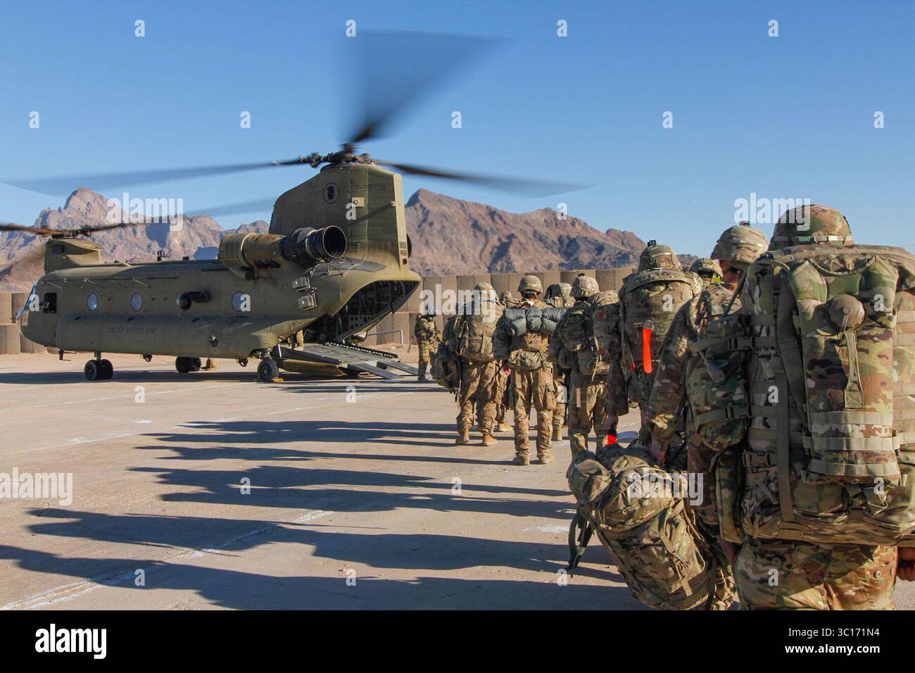 15 gennaio 2019 - Afghanistan - soldati attaccati alla 101st Resolute Support Sustainment Brigade del 1034th Combat Sustainment Support Battalion, Iowa National Guard e 10th Mountain, 2-14 Battaglione di fanteria, Ghost Forward Support Company caricano su un elicottero Chinook per dirigersi ed eseguire missioni nell'area Combined Joint Operations - Afghanistan (immagine di credito: © U.S. Army/ZUMA Wire/ZUMAPRESS.com) Foto Stock