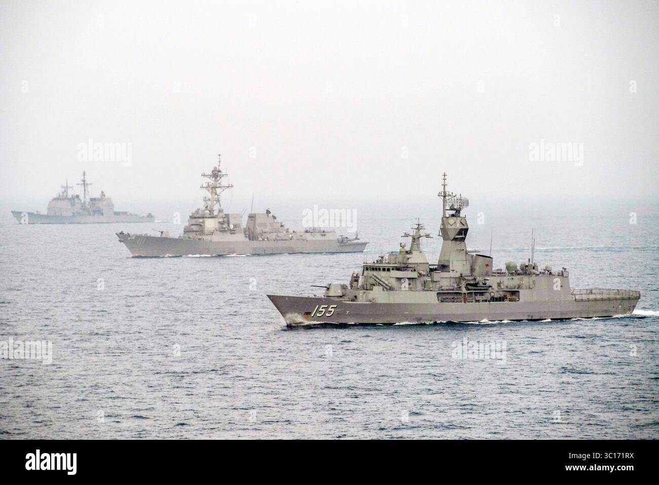 15 gennaio 2019 - Golfo Persico - da destra a sinistra, la fregata della Royal Australian Navy HMAS Ballarat (FFH 155), il cacciatorpediniere missilistico guidato USS Spruance (DDG 111) e l'incrociatore missilistico guidato USS Mobile Bay (CG 53) salpano in formazione nel Golfo Arabico, 16 gennaio 2019, durante l'esercitazione Intrepid Sentinel. Intrepid Sentinel riunisce il John C. Stennis Strike Group, la Marine Nationale francese, la Royal Navy del Regno Unito e la Royal Australian Navy per un'esercitazione multinazionale progettata per migliorare la prontezza e l'interoperabilità tra alleati e partner nel combattimento di guerra. Il John C. Sten Foto Stock