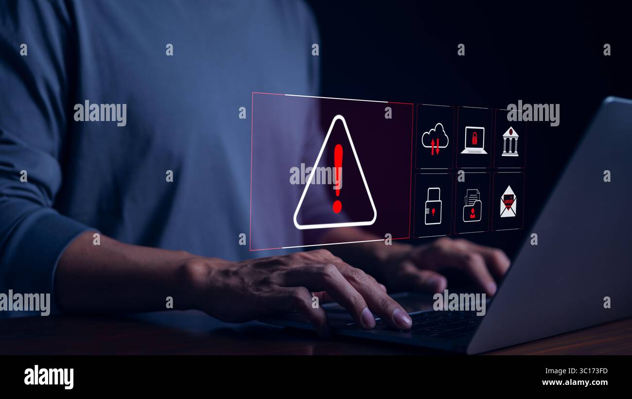 Concetto del sistema di allarme di sicurezza informatica. Uomo d'affari che lavora al portatile. Hack di rete informatica, crimine e virus, software dannoso, compromesso Foto Stock