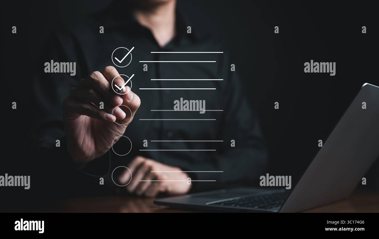 Uomo d'affari che utilizza la penna per spuntare il segno di spunta corretto nella casella di controllo per il controllo dei documenti di qualità e approvare il concetto di progetto da parte dell'azienda. Segno di spunta, Foto Stock