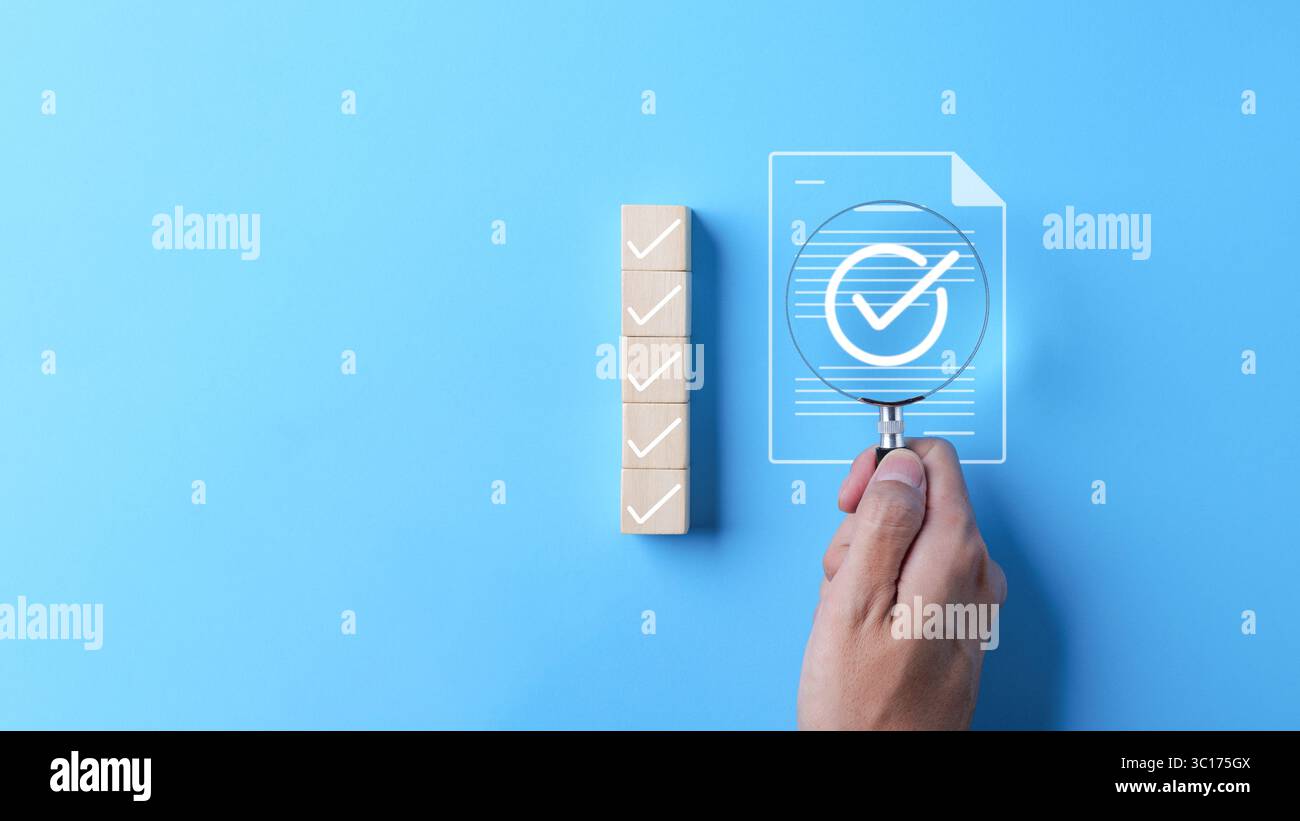Concetto di controllo dei documenti di controllo della qualità. L'uomo d'affari in possesso di una lente d'ingrandimento si concentra sul segno corretto con documento approvato senza carta Foto Stock